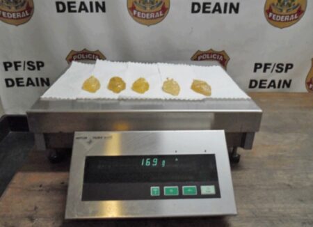 Mulher passa mal após engolir 20 cápsulas de cocaína e é presa em hospital