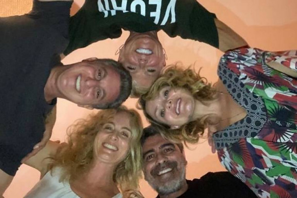 uma foto da xuxa, angélica, eliana, luciano huck e juno