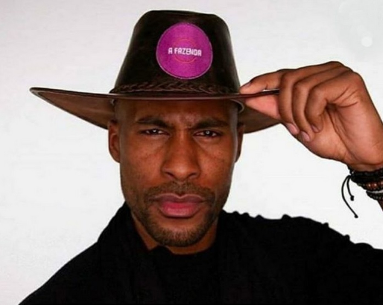 Rodrigo perde de Biel e Raissa e é eliminado de A Fazenda 12 no dia do aniversário