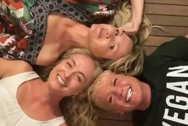 uma foto da Xuxa, angélica e a Eliana juntas rindo