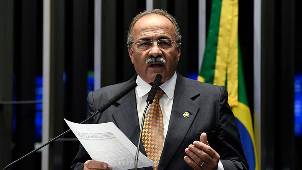 PF apreende dinheiro entre as nádegas de vice-líder do governo Bolsonaro em ação sobre Covid