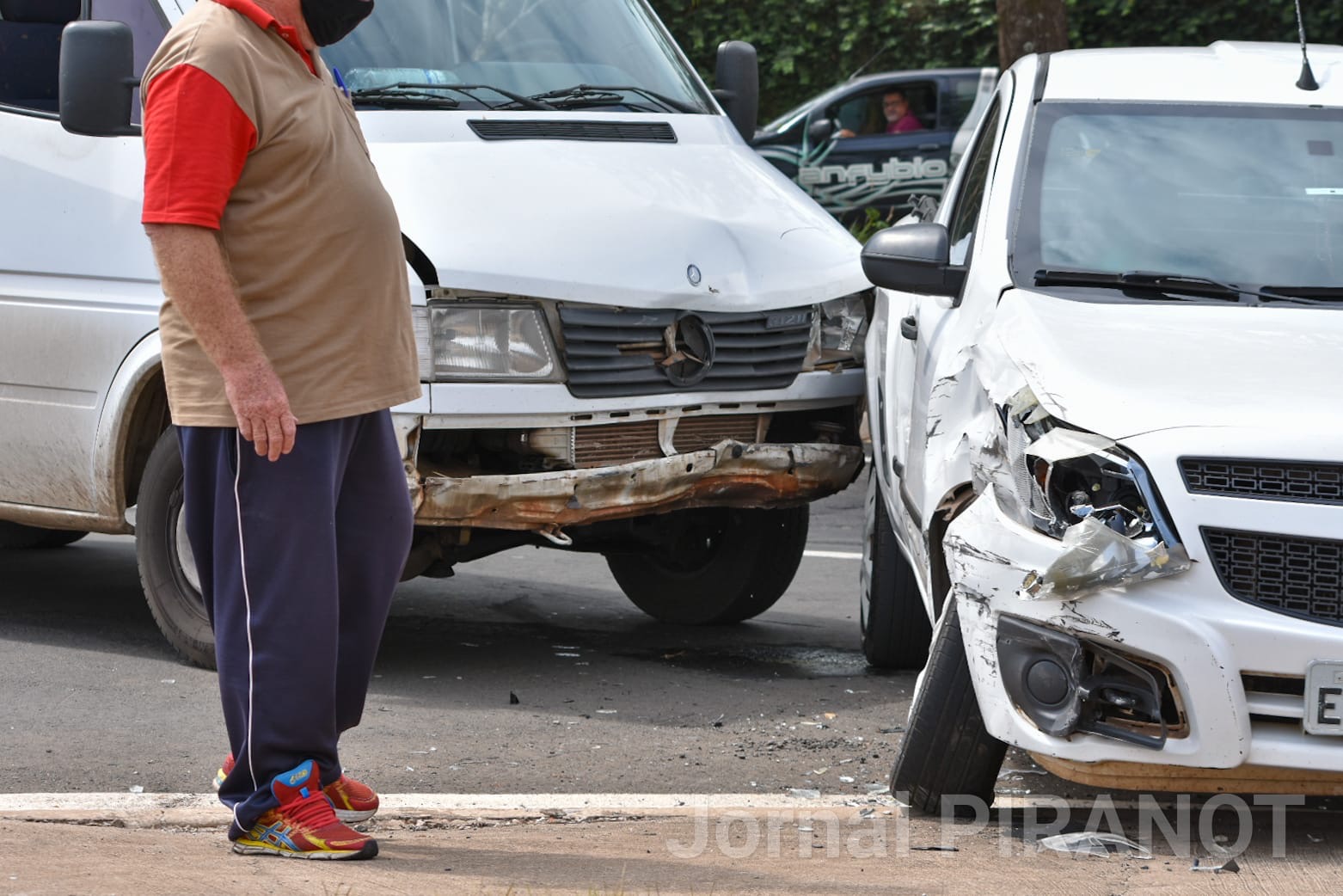 Acidente entre dois veículos deixa uma pessoa ferida em avenida movimentada de Piracicaba