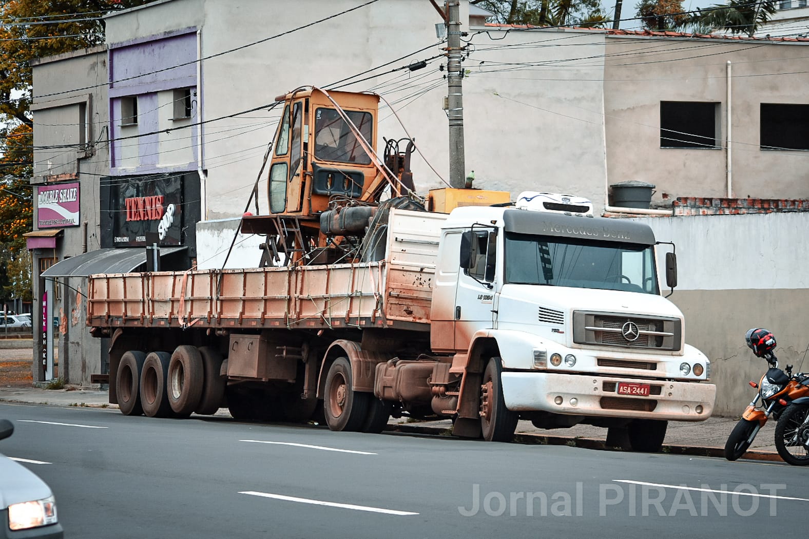 Caminhão com carga excedente derruba fios no Centro de Piracicaba e causa congestionamento