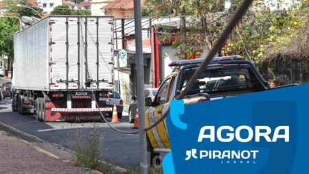Caminhão arranca fios e interdita rua do centro de Piracicaba