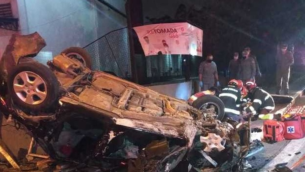 Quatro jovens morrem após carro capotar; grávida de 17 anos foi a única sobrevivente