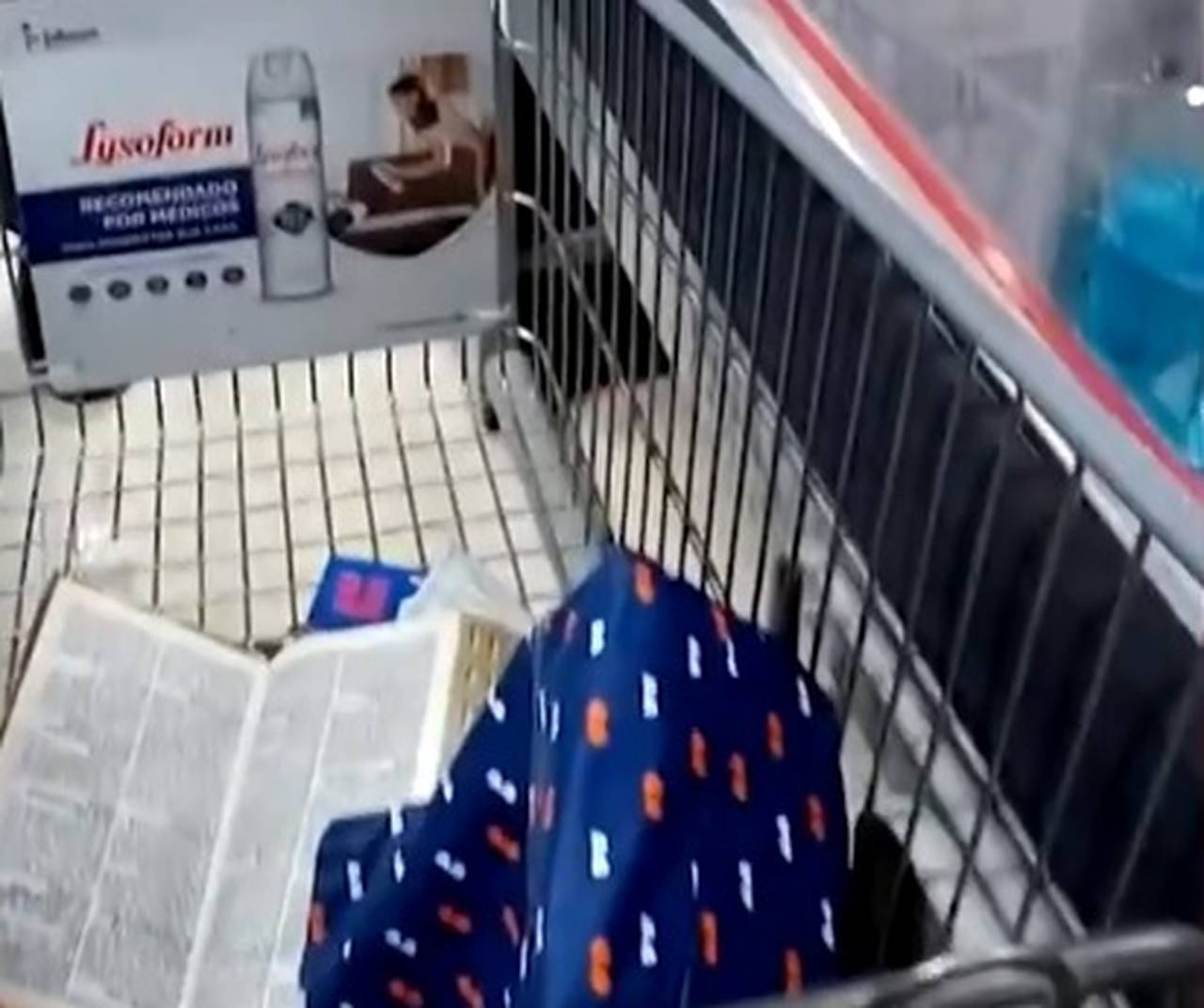 Supermercado obriga casal negro a esvaziar bolsa para revista e encontra Bíblia