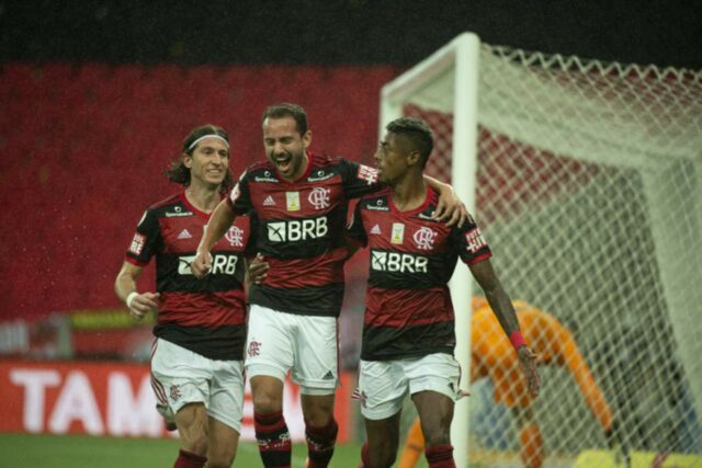 uma foto dos jogadores do Flamengo filipe luis, everton ribeiro e bruno henrique comemorando