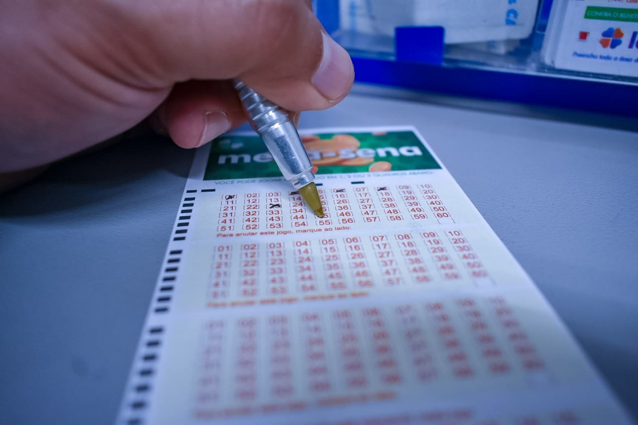 Prêmio da Mega-Sena 2390 de hoje (14) pode render até R$ 325 mil por mês na poupança