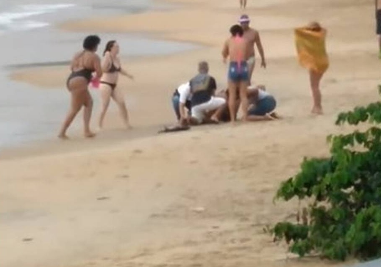 Menina de quatro anos morre ao ser atingida por raio em praia do RJ Menina de quatro anos morre ao ser atingida por raio em praia do RJ