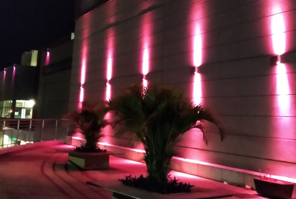 Shopping Piracicaba ilumina fachada de rosa para conscientizar pessoas sobre o câncer de mama