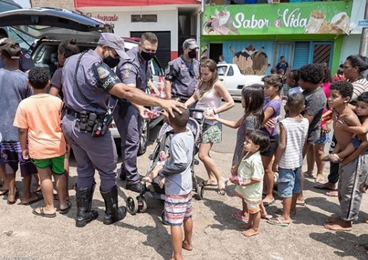 Em Piracicaba, policiais militares entregam brinquedos a crianças de comunidade carente