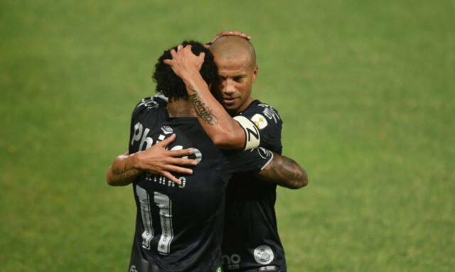 uma foto dos jogadores do santos comemorando