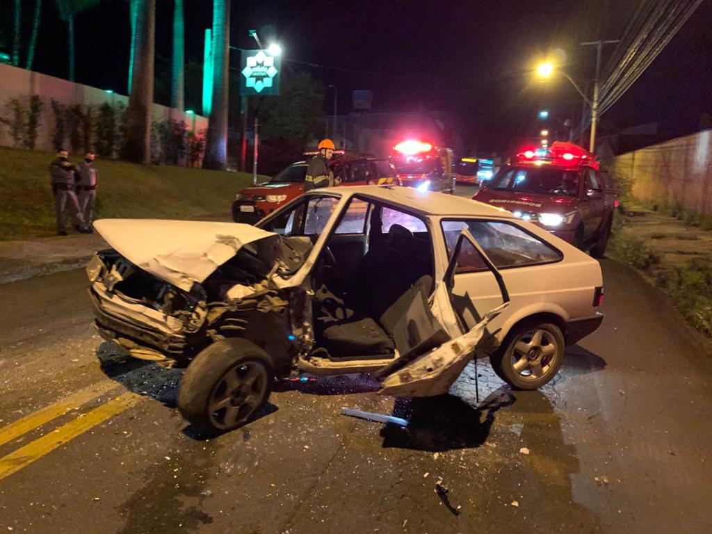 Carro fica destruído após acidente na zona norte de Piracicaba