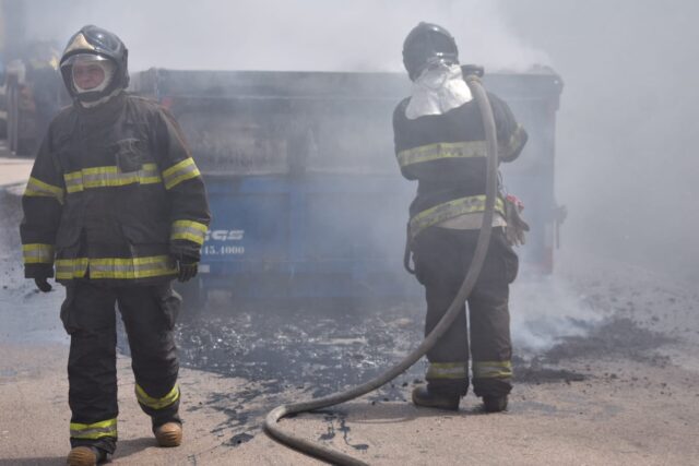 Caçamba de caminhão pega fogo em rodovia de Piracicaba nesta tarde (12)