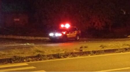 Jovem tenta se jogar na frente de carros e é salva por bombeiros, em Piracicaba