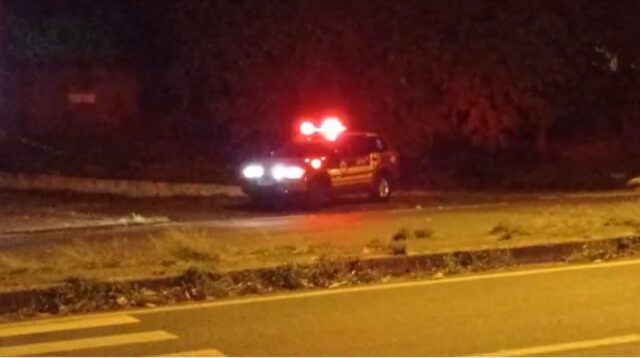 Jovem tenta se jogar na frente de carros e é salva por bombeiros, em Piracicaba