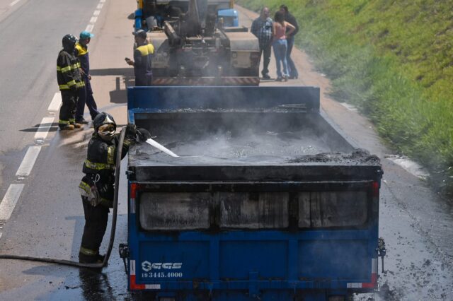 Caçamba de caminhão pega fogo em rodovia de Piracicaba nesta tarde (12)