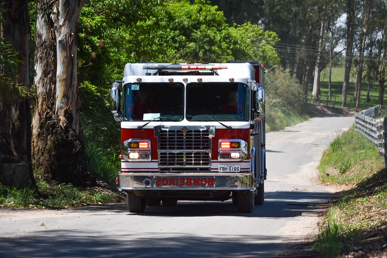 Criança de seis anos coloca fogo e destrói casa na região metropolitana