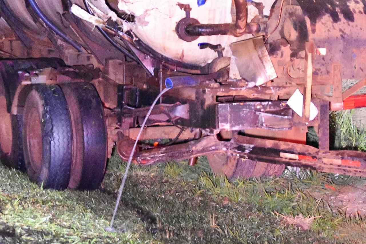 Colisão de caminhões tanque interdita pista em Piracicaba