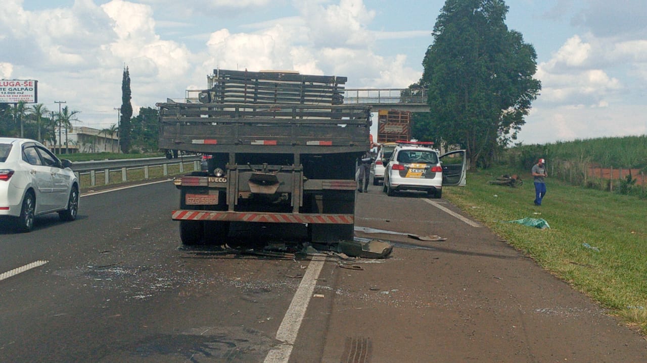 Na Luis de Queiroz, colisão entre caminhões mobiliza bombeiros