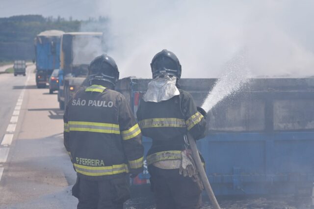 Caçamba de caminhão pega fogo em rodovia de Piracicaba nesta tarde (12)