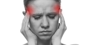 uma foto de uma pessoa com dor de cabeça