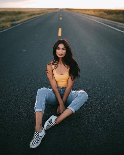 uma foto de uma menina na estrada