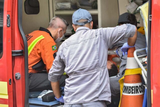 Jovem sob efeito de drogas avança para cima da mãe e acaba esfaqueado em Piracicaba