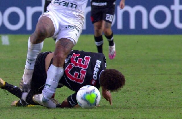 Uma foto do momento da lesão de Felipe Melo no jogo do Palmeiras contra o Vasco Uma foto do momento da lesão de Felipe Melo no jogo do Palmeiras contra o Vasco