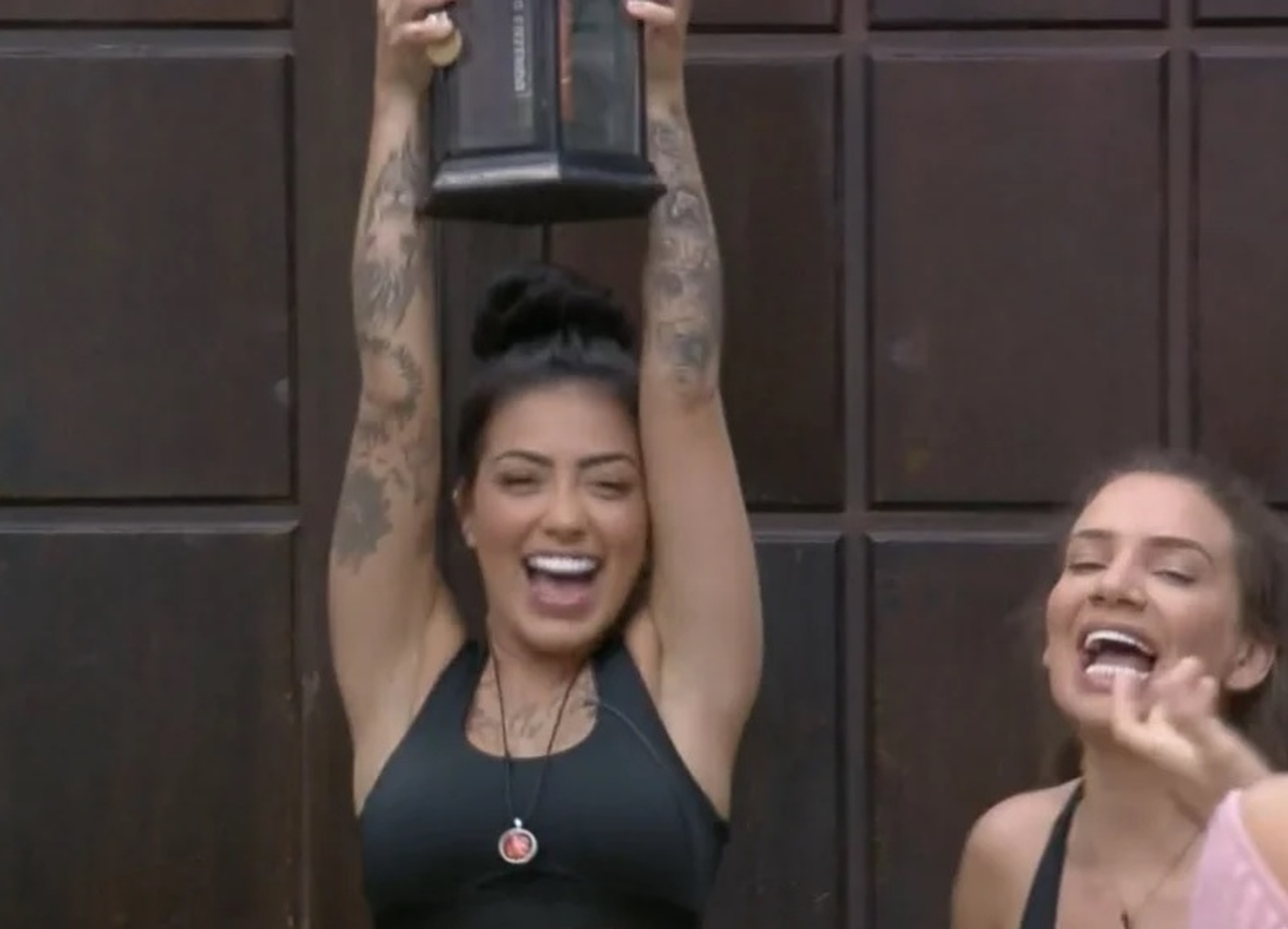 Em A Fazenda 12, Mirella vence Prova de Fogo e assume o poder da chama