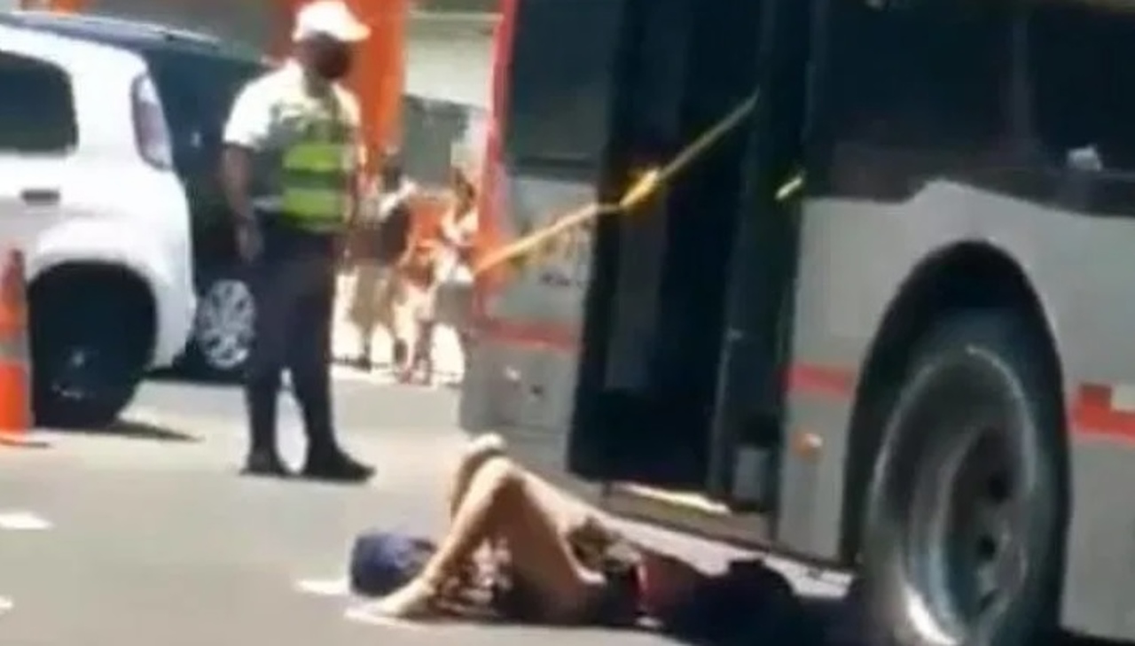 Homem morre esmagado por ônibus em SP e moradora de rua come cérebro da vítima