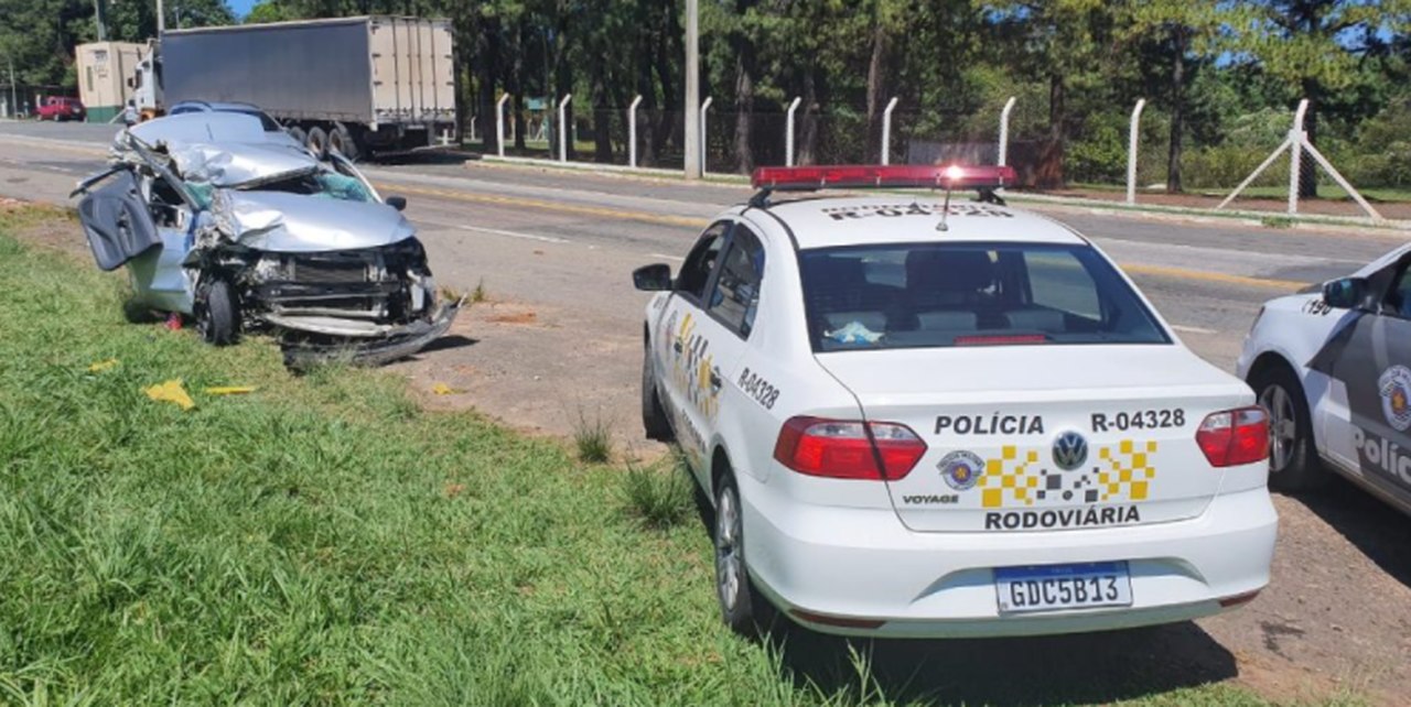 Mulher de 20 anos morre em acidente entre carro e caminhão nesta segunda (23)