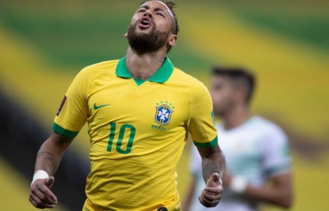 Uma foto de Neymar jogando pelo Brasil