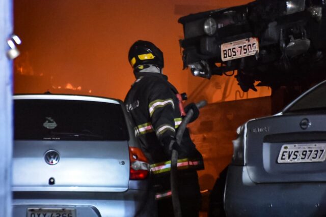 Em Piracicaba, oficina pega fogo e 11 carros são destruídos 