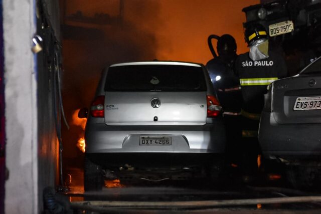 Em Piracicaba, oficina pega fogo e 11 carros são destruídos 
