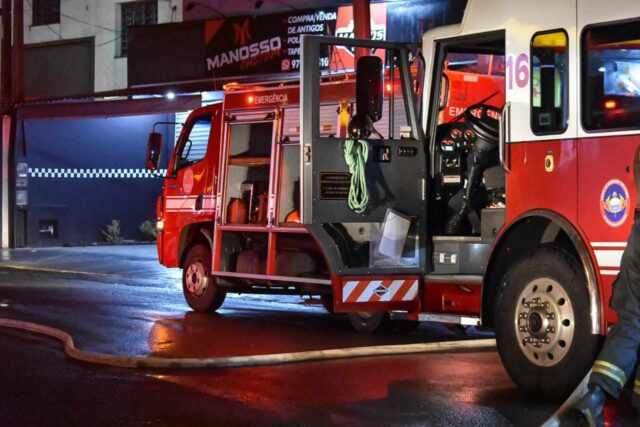 Em Piracicaba, oficina pega fogo e 11 carros são destruídos 