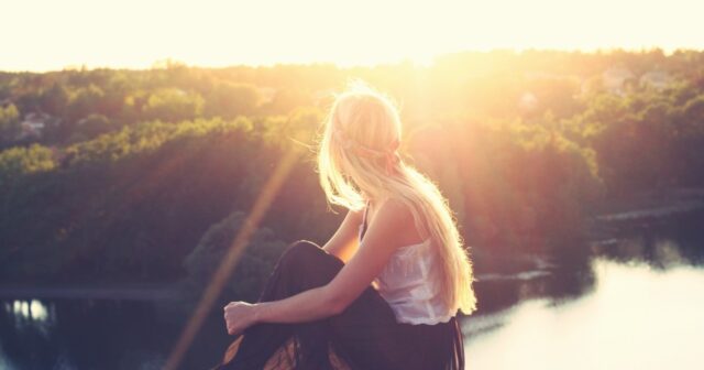 uma foto de uma menina pensativa