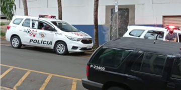 Ao ser presa, mãe que esfaqueou filho em Piracicaba alega legítima defesa