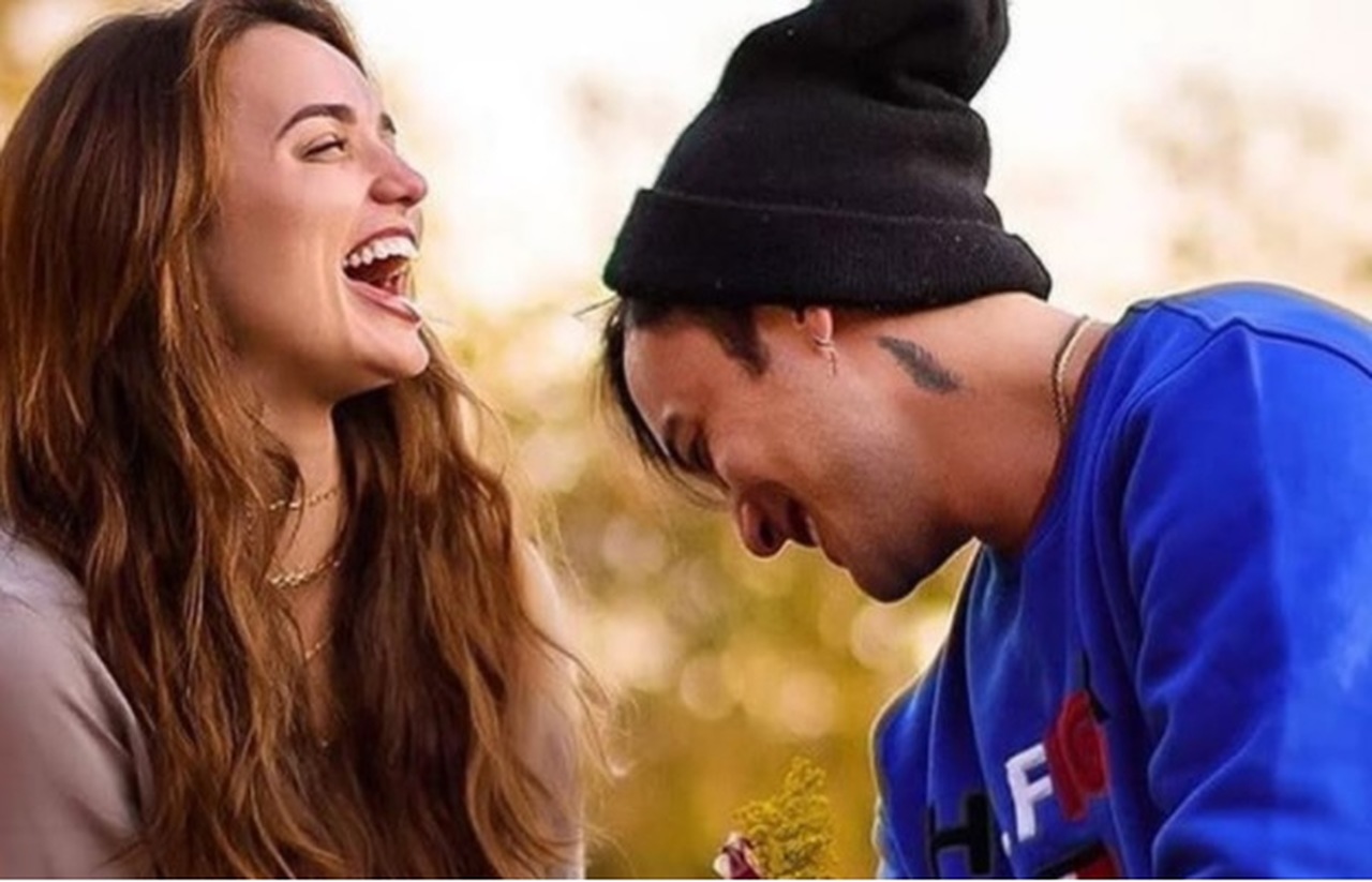 Rafa Kalimann é pedida em namoro com fogos de artifício e serenata