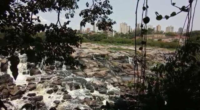 Rio Piracicaba agoniza em menos de um metro de profundidade