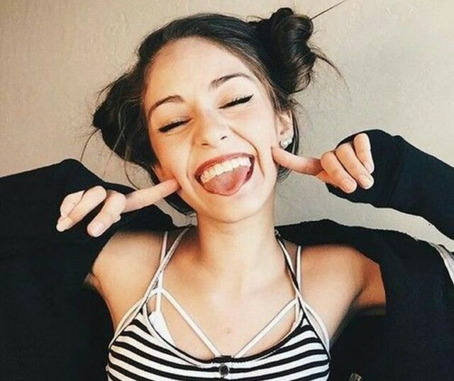 uma foto de uma menina sorrindo