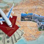 Uma foto de um avião, dinheiro e passaporte sobre um mapa mundi