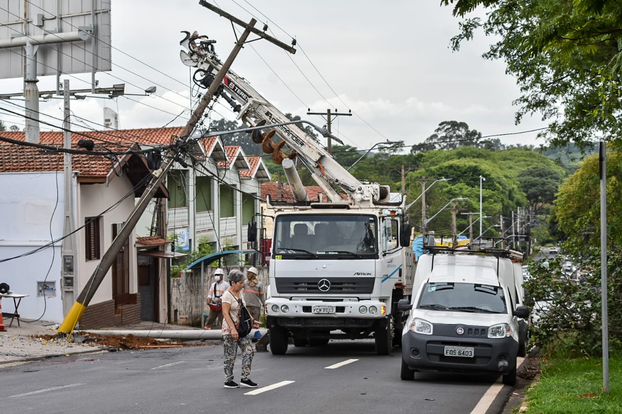 Após quebrar poste em colisão, carro foge em Piracicaba