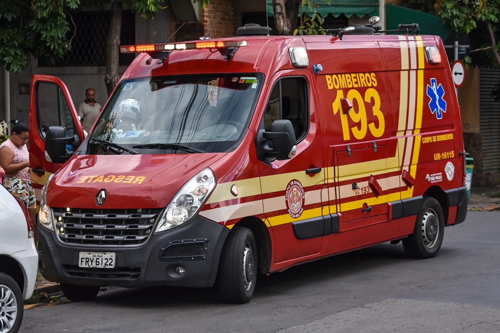 Em Piracicaba (SP), motociclista fica desmaiado no chão após acidente