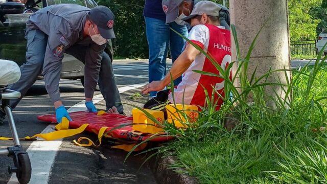 Piracicaba (SP): ciclista se assusta com manobra de carro em avenida e se acidenta 