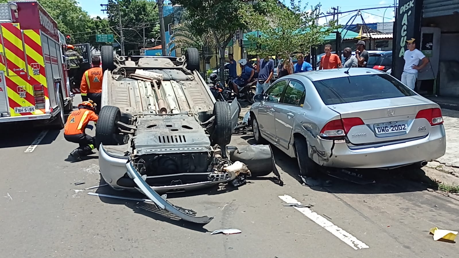 Após acidente, esposa e ‘namorada’ brigam por homem que capotou carro em Piracicaba