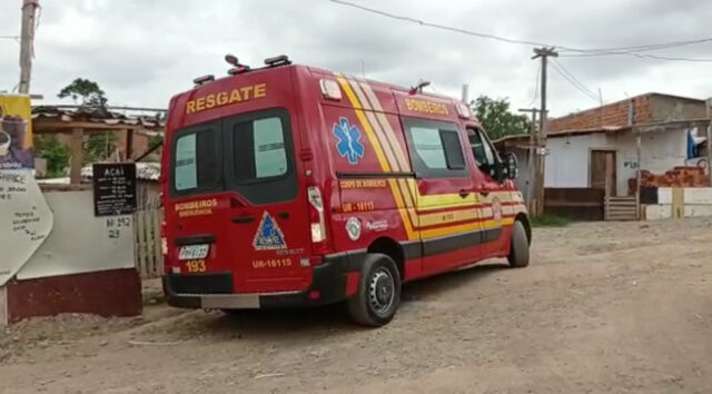 Curto-circuito em geladeira causa incêndio em comunidade de Piracicaba; barraco fica destruído