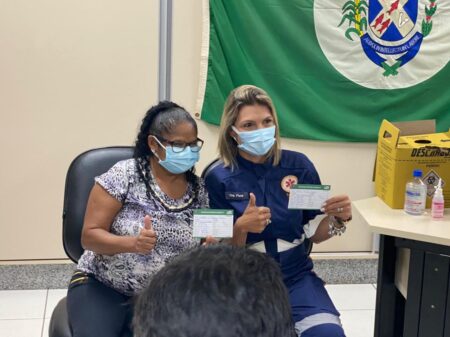 Vacinação em Piracicaba (SP): enfermeira também recebe dose da CoronaVac