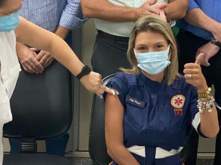 Vacinação em Piracicaba (SP): médica do SAMU é a primeira a ser vacinada