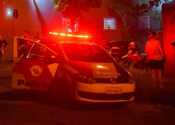 Em Piracicaba (SP), 'sortudo' avança placa pare e bate em carro da PM